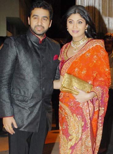 Bollywood congratulates new mom Shilpa Shetty